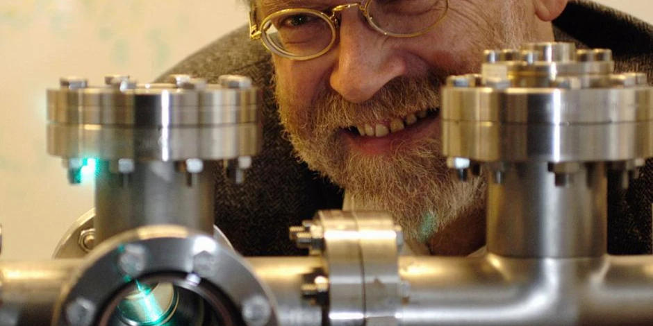 © By Jaqueline Godany; http://godany.com - Offizielle Webseite von Anton Zeilinger; http://www.quantum.at/zeilinger, CC BY 2.5, https://commons.wikimedia.org/w/index.php?curid=2353002
Source: https://commons.wikimedia.org/w/index.php?curid=2353002 Alt Placeholder